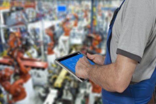 工人手持的三防平板應用方案